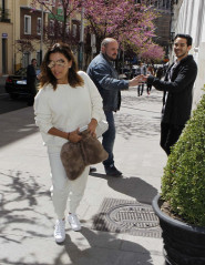 Eva Longoria and Jose Antonio Baston – Arrive at Their Hotel in Madrid  фото №952938