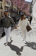 Eva Longoria and Jose Antonio Baston – Arrive at Their Hotel in Madrid  фото №952933