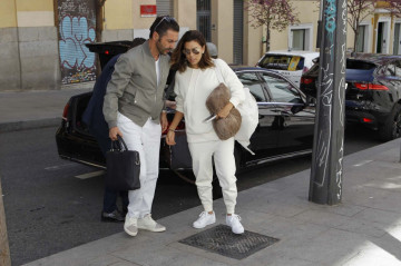 Eva Longoria and Jose Antonio Baston – Arrive at Their Hotel in Madrid  фото №952932