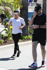 Eva Longoria – Jogging in Cannes фото №966717