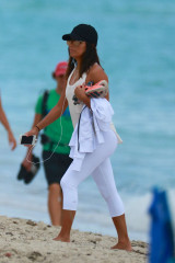  Eva Longoria on the beach in Miami фото №934470