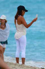  Eva Longoria on the beach in Miami фото №934468