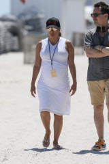 Eva Longoria – On the Set of Her Current Production in Miami Beach фото №1056745