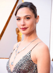 Gal Gadot – Oscars 2018 Red Carpet фото №1049754