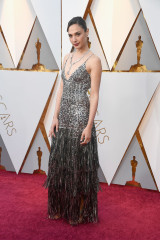 Gal Gadot – Oscars 2018 Red Carpet фото №1049753