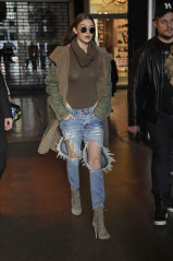 Gigi Hadid in Ripped Jeans Out in Milan фото №942481