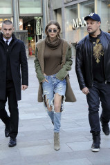 Gigi Hadid in Ripped Jeans Out in Milan фото №942479