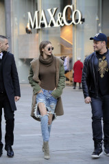 Gigi Hadid in Ripped Jeans Out in Milan фото №942480