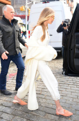 Gigi Hadid Style – Wearing White in NYC фото №1012734