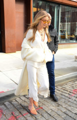 Gigi Hadid Style – Wearing White in NYC фото №1012732