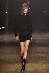 Gigi Hadid – VERSUS Fashion Show at London Fashion Week  фото №941895