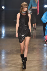 Gigi Hadid – VERSUS Fashion Show at London Fashion Week  фото №941896