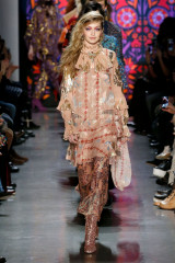 Gigi Hadid Walks Anna Sui Fashion Show in NYC фото №1041937