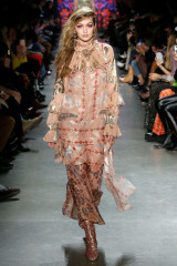 Gigi Hadid Walks Anna Sui Fashion Show in NYC фото №1041938