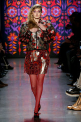 Gigi Hadid Walks Anna Sui Fashion Show in NYC фото №1041934