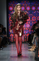 Gigi Hadid Walks Anna Sui Fashion Show in NYC фото №1041942