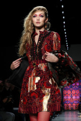 Gigi Hadid Walks Anna Sui Fashion Show in NYC фото №1041939