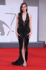 Hailee Steinfeld-"Competencia Oficial" The 78th Venice Film Festival фото №1308485