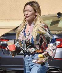 Hilary Duff - Out and about in Los Angeles | 04.03.2020 фото №1274008