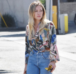 Hilary Duff - Out and about in Los Angeles | 04.03.2020 фото №1274011