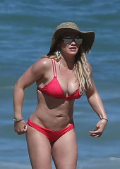 Hilary Duff in Red Bikini on the Beach in Mexico фото №938364