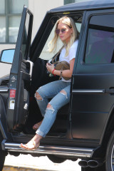 Hilary Duff in Ripped Jeans – Went to Lunch With ex Mike Comrie in Studio City фото №962039