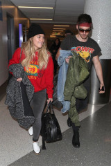 Hilary Duff in Travel Outfit at LAX Airport in Los Angeles фото №1024204