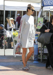 Irina Shayk in Mini Dress out in Los Angeles фото №951877