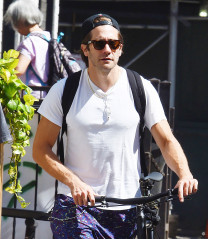 Jake Gyllenhaal - Out bike riding in New York City, August 31, 2019 фото №1268316