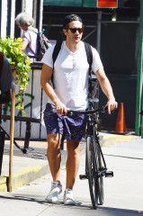 Jake Gyllenhaal - Out bike riding in New York City, August 31, 2019 фото №1268318