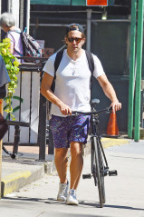Jake Gyllenhaal - Out bike riding in New York City, August 31, 2019 фото №1268319