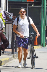 Jake Gyllenhaal - Out bike riding in New York City, August 31, 2019 фото №1268315