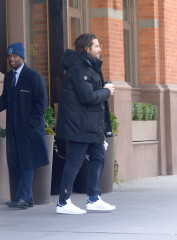 Jake Gyllenhaal - bundles up on a chilly day in New York City, February 27, 2020 фото №1268321