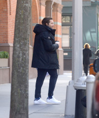 Jake Gyllenhaal - bundles up on a chilly day in New York City, February 27, 2020 фото №1268322