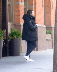 Jake Gyllenhaal - bundles up on a chilly day in New York City, February 27, 2020 фото №1268325