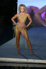 Jasmine Sanders - Sports Illustrated Swimsuit Runway Show in Miami 07/10/2021 фото №1302742