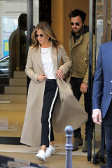 Jennifer Aniston and Justin Theroux – Leaving the Chanel Store in Paris  фото №955848