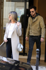 Jennifer Aniston and Justin Theroux – Leaving the Chanel Store in Paris  фото №955849