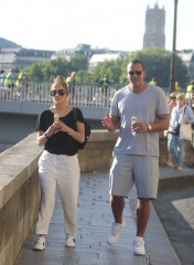 Jennifer Lopez and Alex Rodrigue at Berthillon on Île Saint-Louis in Paris фото №976360