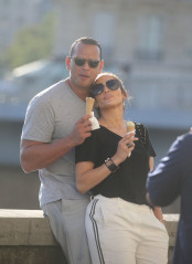 Jennifer Lopez and Alex Rodrigue at Berthillon on Île Saint-Louis in Paris фото №976359