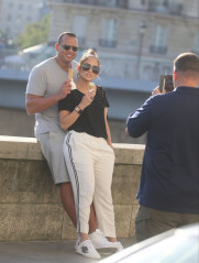 Jennifer Lopez and Alex Rodrigue at Berthillon on Île Saint-Louis in Paris фото №976362