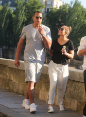 Jennifer Lopez and Alex Rodrigue at Berthillon on Île Saint-Louis in Paris фото №976358