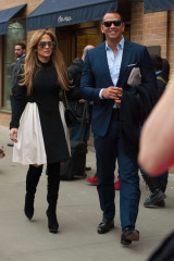 Jennifer Lopez and Alex Rodriguez out in New York City фото №952231