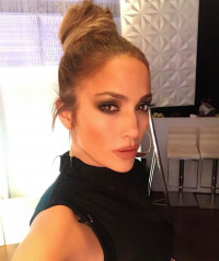 Jennifer Lopez – Facebook and Instagram Photos  фото №951215