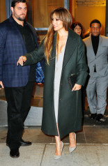 Jennifer Lopez in a grey dress in New York фото №944808