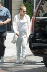 Jennifer Lopez in Casual Attire – Out in New York  фото №962396