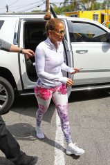 Jennifer Lopez in Leggings – Heads to the gym in Beverly Hills фото №1058659