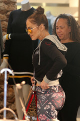 Jennifer Lopez in Spandex – Shopping in Beverly Hills фото №933534