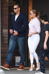 Jennifer Lopez in Tights – Out for Lunch at South Beverly Grill in Beverly Hills фото №1001631