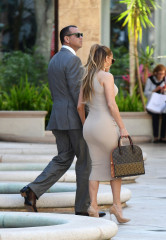 Jennifer Lopez – Shopping for Jewelry in Miami фото №1043188